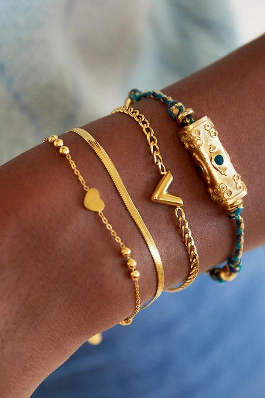 Letter &quot;V&quot; Armband
