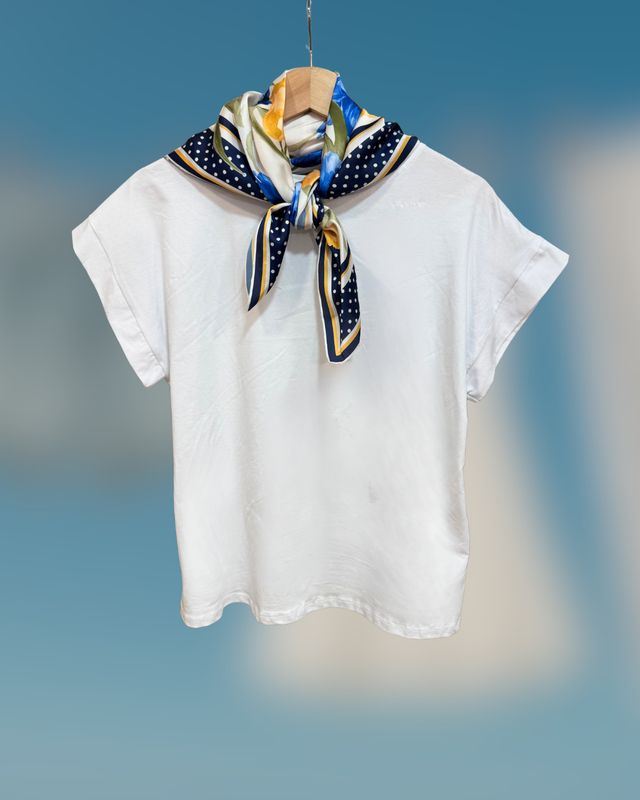 CAMISETA BÁSICA CON PAÑUELO