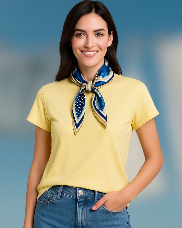 CAMISETA BÁSICA CON PAÑUELO AMARILLO