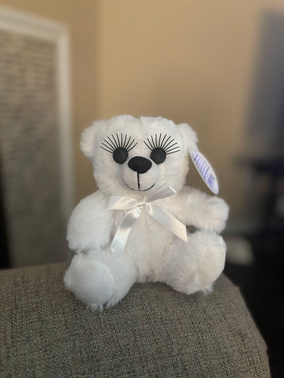 Decorative eyes with eyelashes