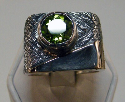 SS/14KT OXD TXT RING W/12MM PERIDOT
