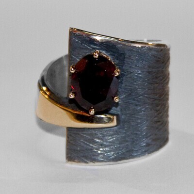 SS/14KT OXD RING W/8X10MM OVAL GARNET