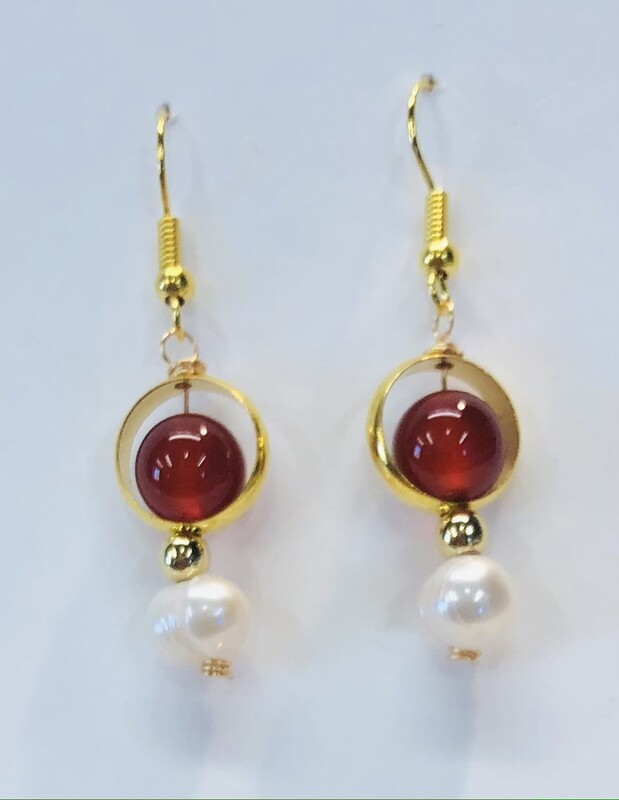 GOLD STAINLESS CARNELIAN &amp; PEARL EARRINGS FJE152
