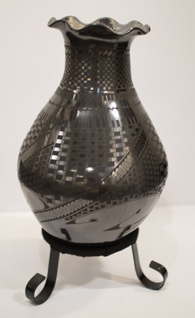 MATA ORTIZ BLACK WAVY EDGE VASE-VIRIANA MARTINEZ-10&quot; x 5&quot;