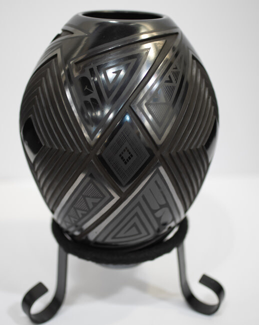 MATA ORTIZ BLACK DIAMOND VASE-SALVADOR BACA-8&quot; x 5.50&quot;