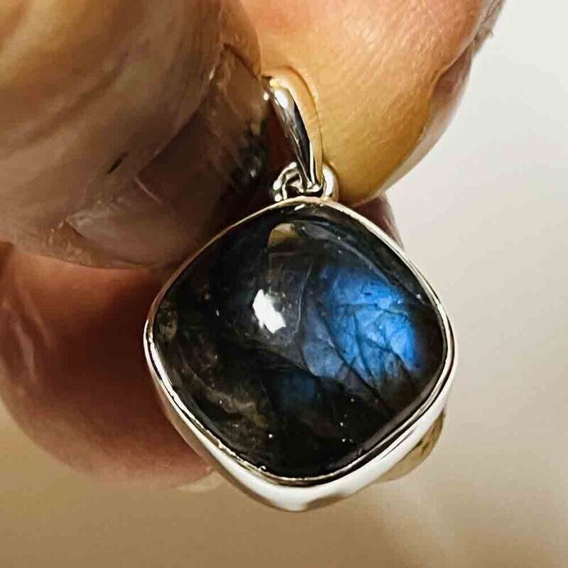 SILVER LABRADORITE SQUARE PENDANT