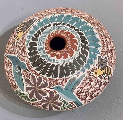 MATA ORTIZ HUMMINGBIRDS &amp; BEES VASE-JANET PEDREGON-4.5&quot; x 6&quot;