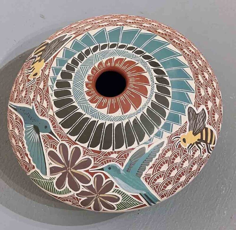 MATA ORTIZ HUMMINGBIRDS &amp; BEES VASE-JANET PEDREGON-4.5&quot; x 6&quot;