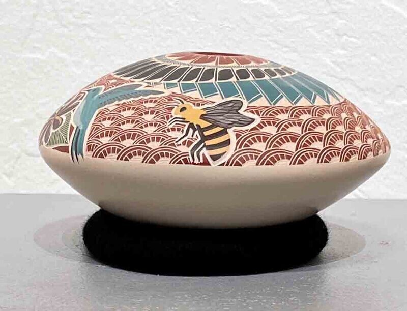 MATA ORTIZ CARVED HUMMINGBIRDS &amp; BEES VASE - 4.5 x 6