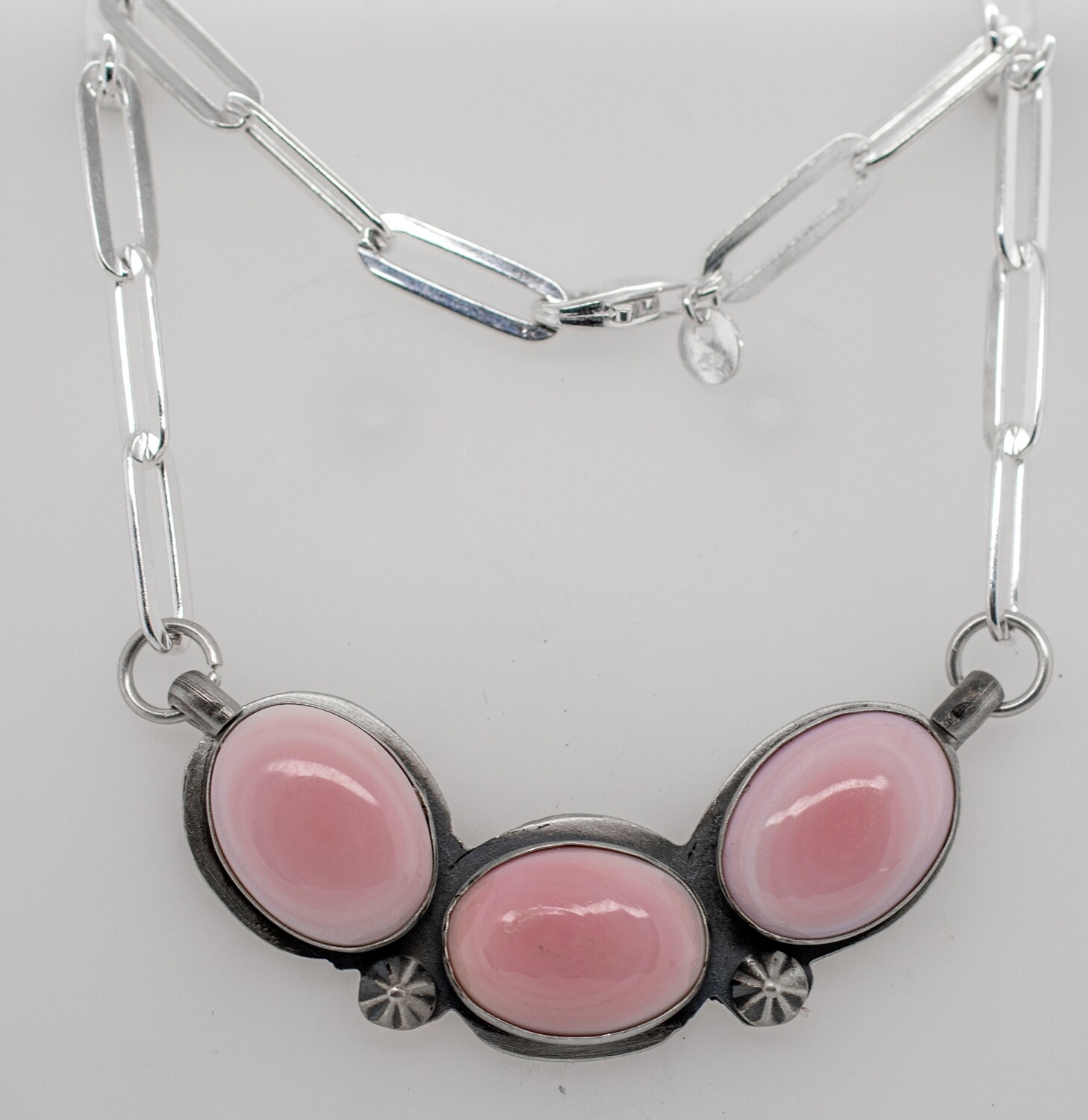 SILVER 3-STONE PINK CONCH NECKLACE - NAVAJO - N N