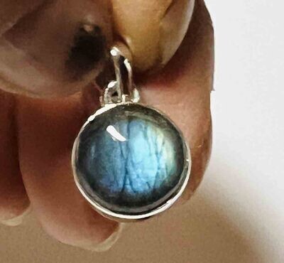 SILVER LABRADORITE ROUND PENDANT