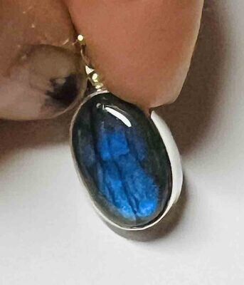 SILVER LABRADORITE OVAL PENDANT