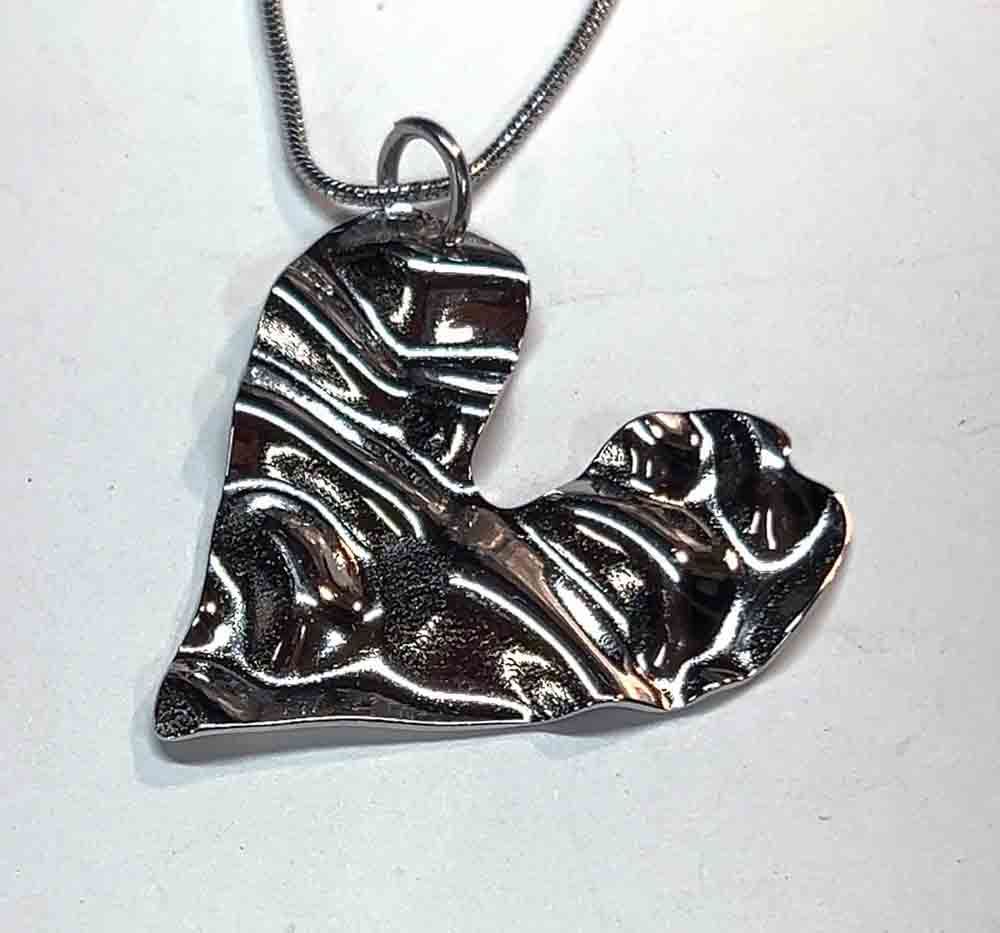 STAINLESS HAMMERED HEART NECKLACE FJN189