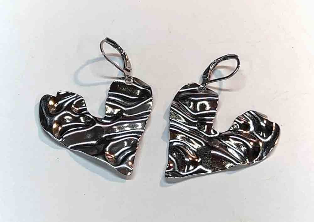 STAINLESS HAMMERED HEART EARRINGS FJE225