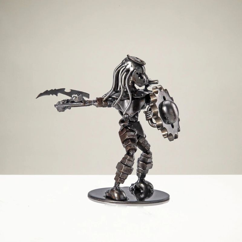 PREDATOR W/SWORD &amp; SHIELD