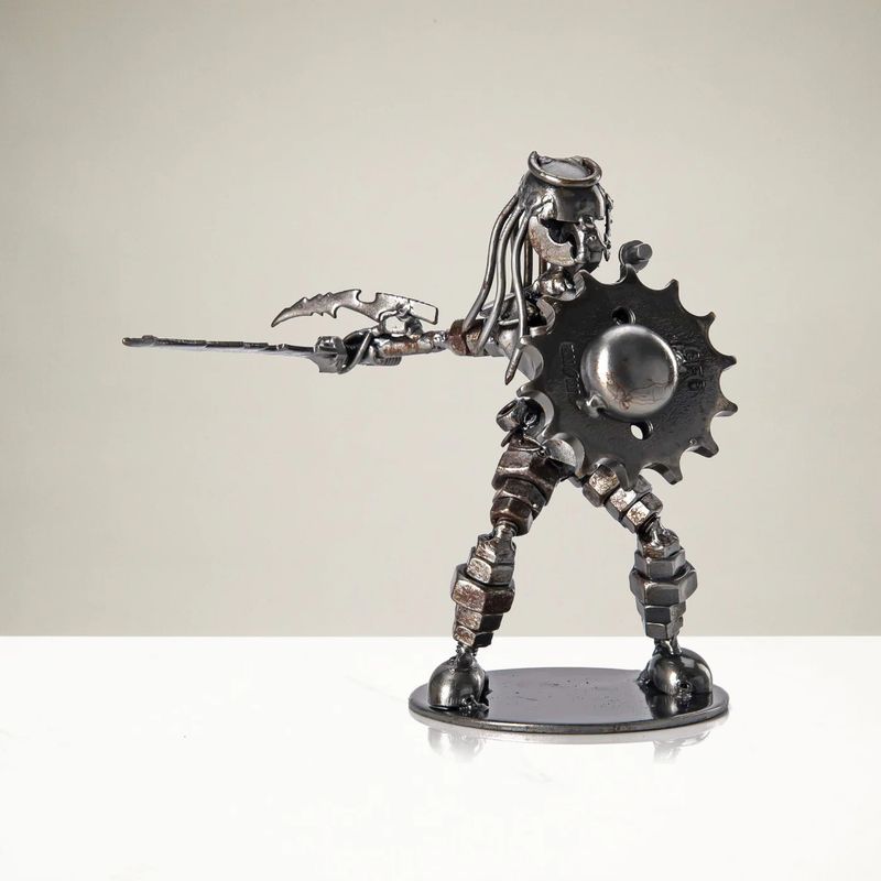 PREDATOR W/SWORD &amp; SHIELD