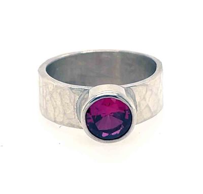 SILVER HAMMERED CZ RING - SIZE 7