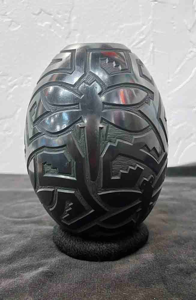 MATA ORTIZ BLACK ETCHED VASE 7" x 5"