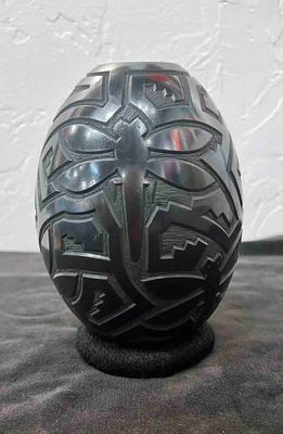 MATA ORTIZ BLACK ETCHED VASE 7" x 5"