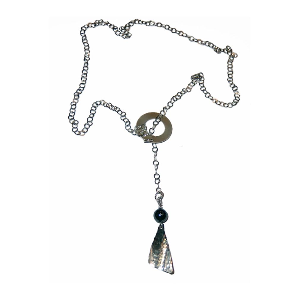 SILVER CUT-OUT CIRCLE &amp; HEMATITE W/TRIANGLE LARIAT