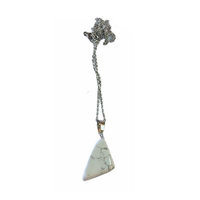 SILVER STAINLESS ABSTRACT HOWLITE NECKLACE FJN3A