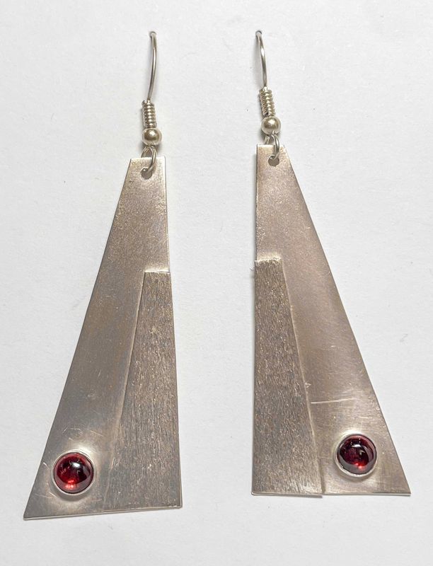 SS EARRINGS W/2-6MM GARNET
