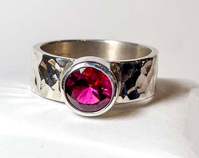 SILVER HAMMERED CZ RING - SIZE 7