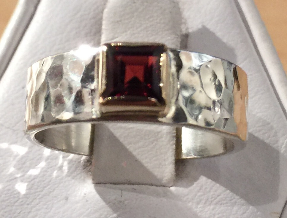 SS/14KT 7MM HMRD RING W/5X5MM SQ GARNET