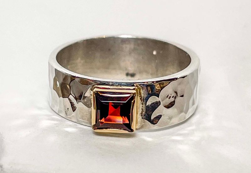 SS/14KT 7MM HMRD RING W/5X5MM SQ GARNET