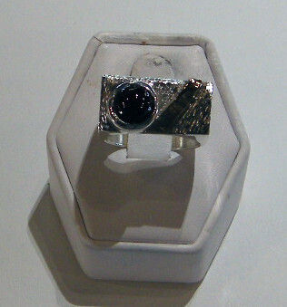 SS/14KT RING W/6MM BLK ONYX CAB.