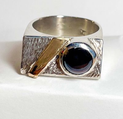SS/14KT RING W/6MM GARNET CAB.