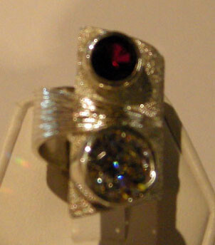 SS RING W/WHT CZ &amp; GARNET CZ