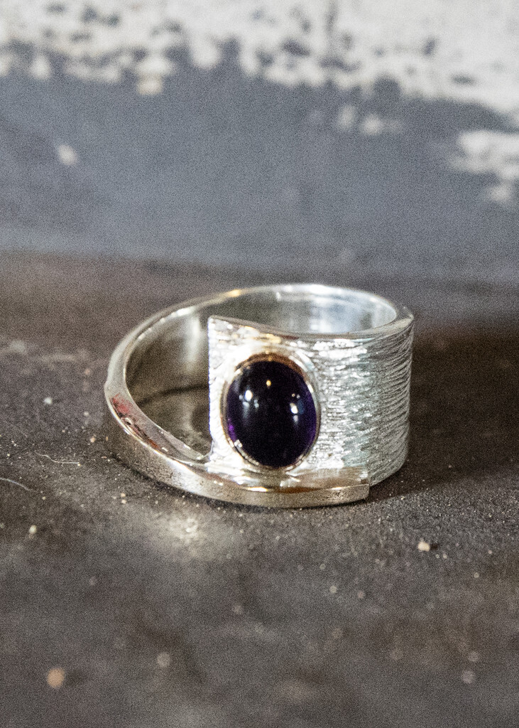 SS/14KT RING W/8X6 MM CAB AMETHYST