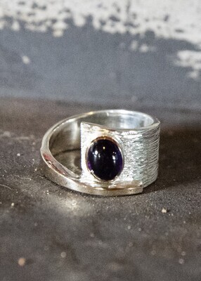 SS/14KT RING W/8X6 MM CAB AMETHYST
