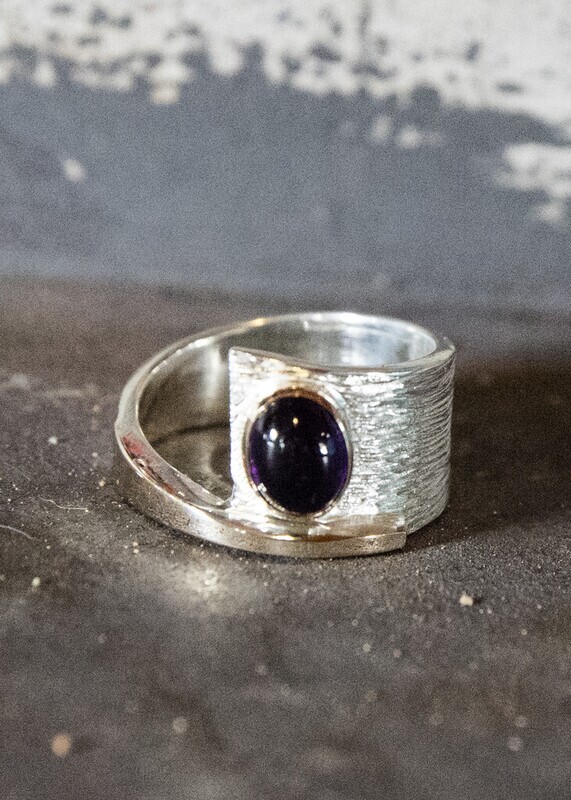 SS/14KT RING W/8X6 MM CAB AMETHYST