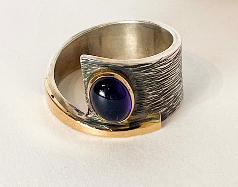 SS/14KT RING W/8X6 MM CAB AMETHYST