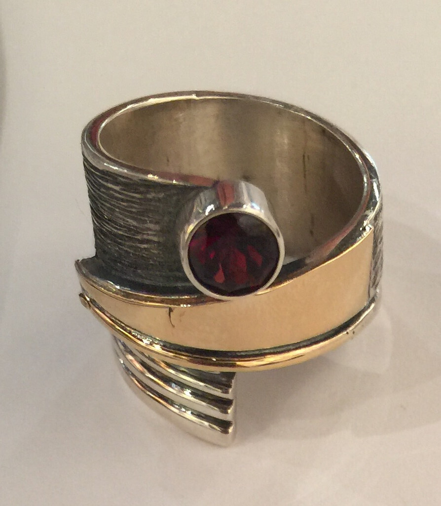 SS/14KT RING W/6MM GARNET