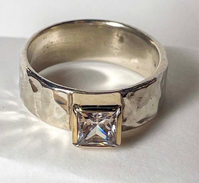 SS/14KT 7MM HMRD RING W/EMRD CUT 7X7MM