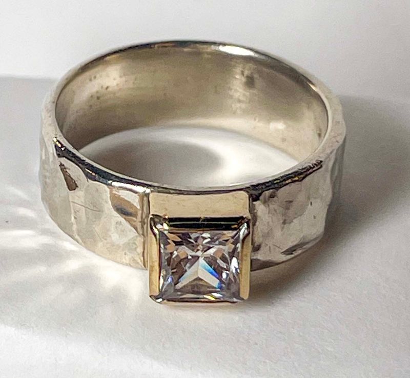 SS/14KT 7MM HMRD RING W/EMRD CUT 7X7MM