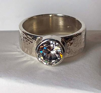 SS 7MM TXT RING W/8MM CZ