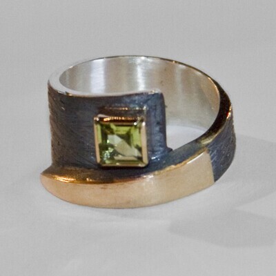 SS/14KT OXD RING W/5X5MM PERIDOT