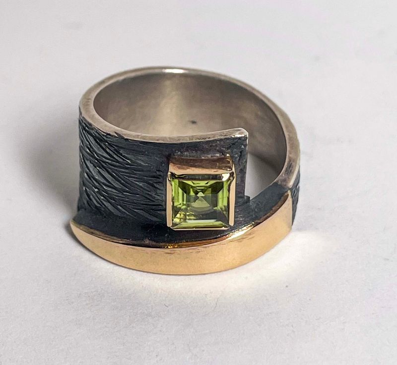 SS/14KT OXD RING W/5X5MM PERIDOT