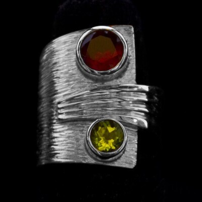 SS RING W/GARNET &amp; PERIDOT CZ