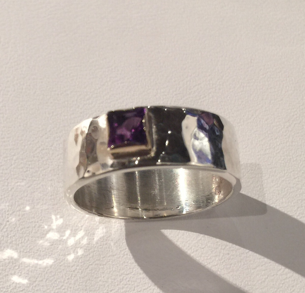 SS/14KT 7MM HMRD RING W/EMRD CUT 4X4MM AMETHYST