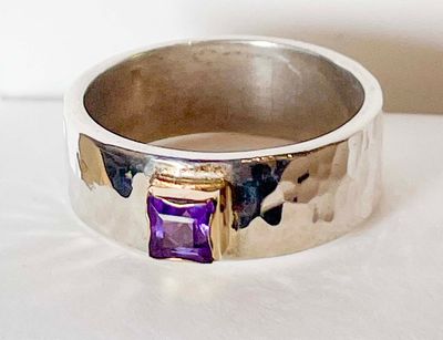 SS/14KT 7MM HMRD RING W/EMRD CUT 4X4MM AMETHYST