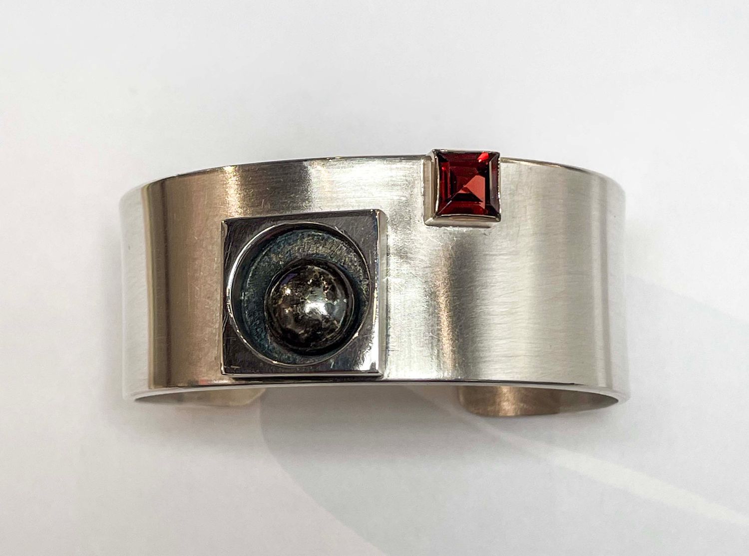 SS/14KT SATIN BRACELET W/7MM GARNET &amp; 10MM HEMATITE