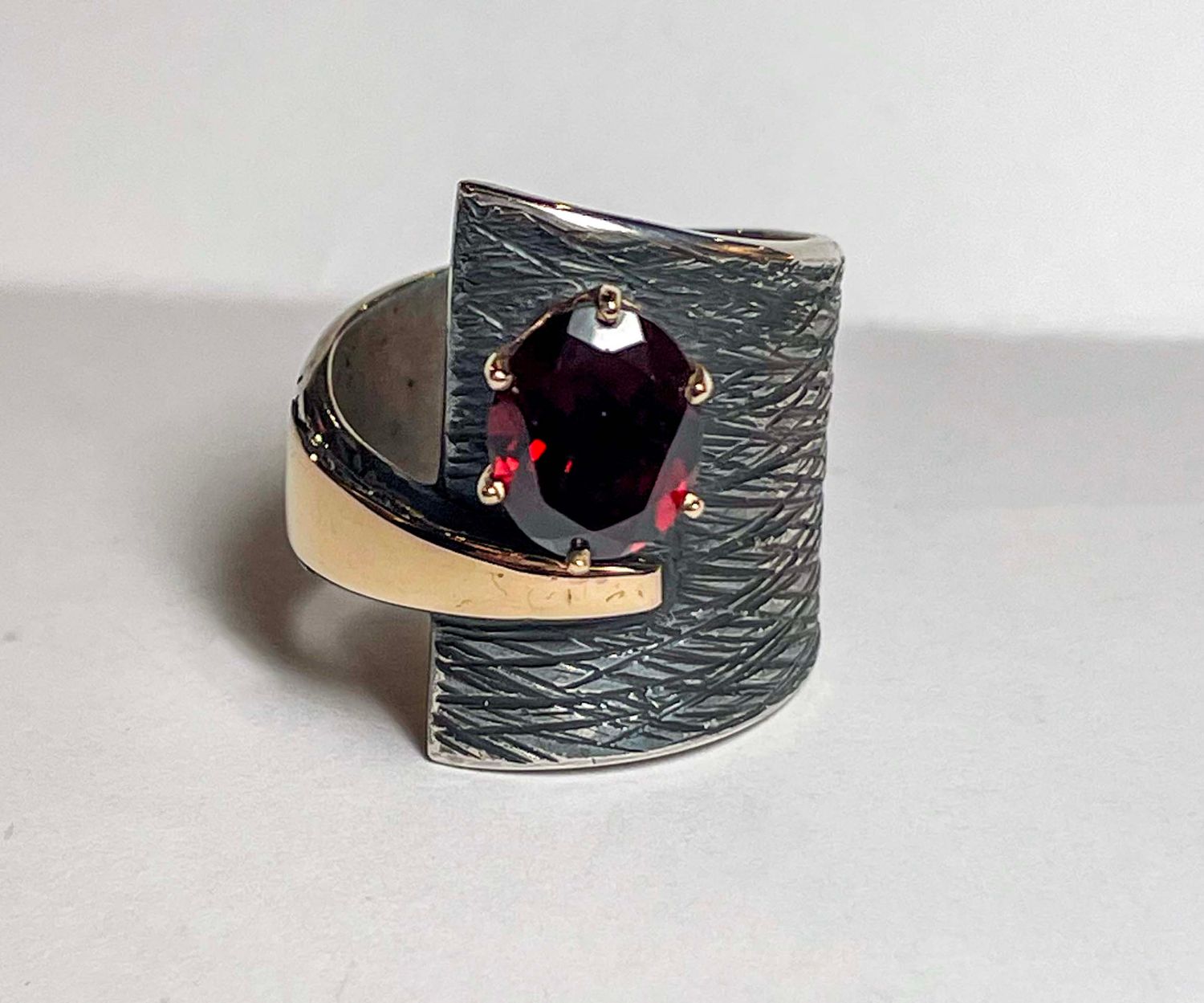 SS/14KT OXD RING W/8X10MM OVAL GARNET