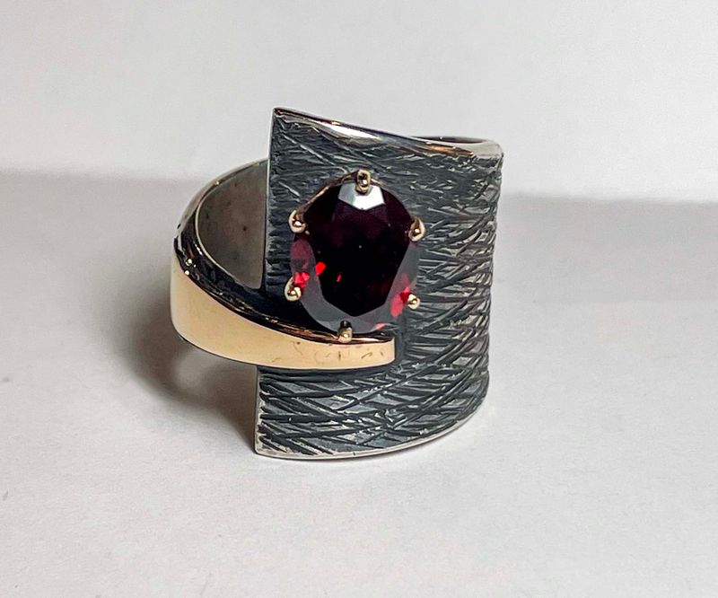 SS/14KT OXD RING W/8X10MM OVAL GARNET