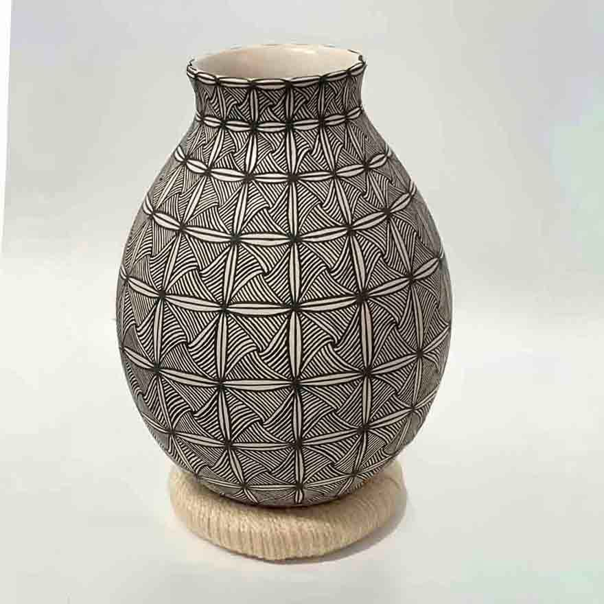 MATA ORTIZ WOVEN DIMENSIONAL VASE - 6 x 4