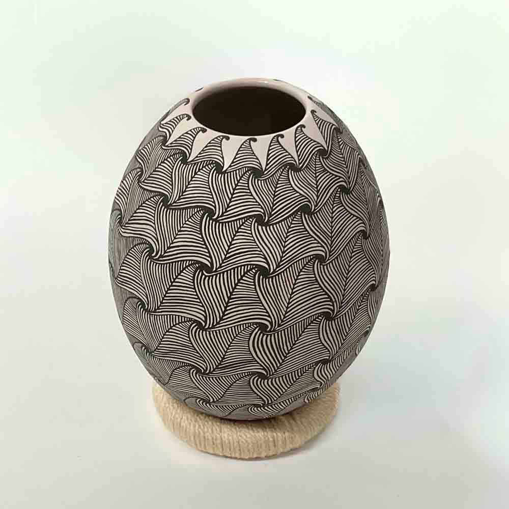 MATA ORTIZ SWIRL DIMENSIONAL VASE - 6 x 4